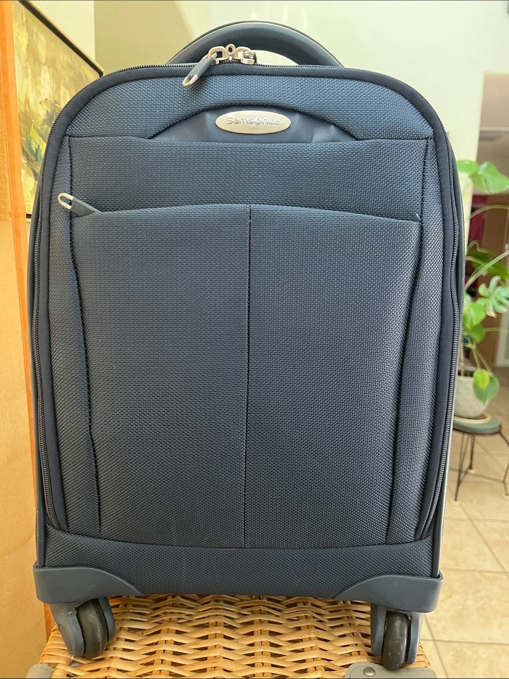 Samsonite 1910 Dark Blue Upright Spinner Carry-On Pre-owned. Very good condition